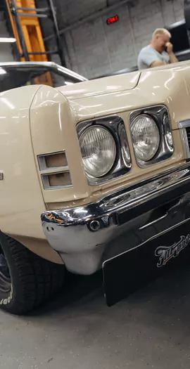 Фирменный шиномонтаж на стендах Hunter для Chevrolet Impala: собрали комплект колес Dayton Wire Wheels с системой knock-off!